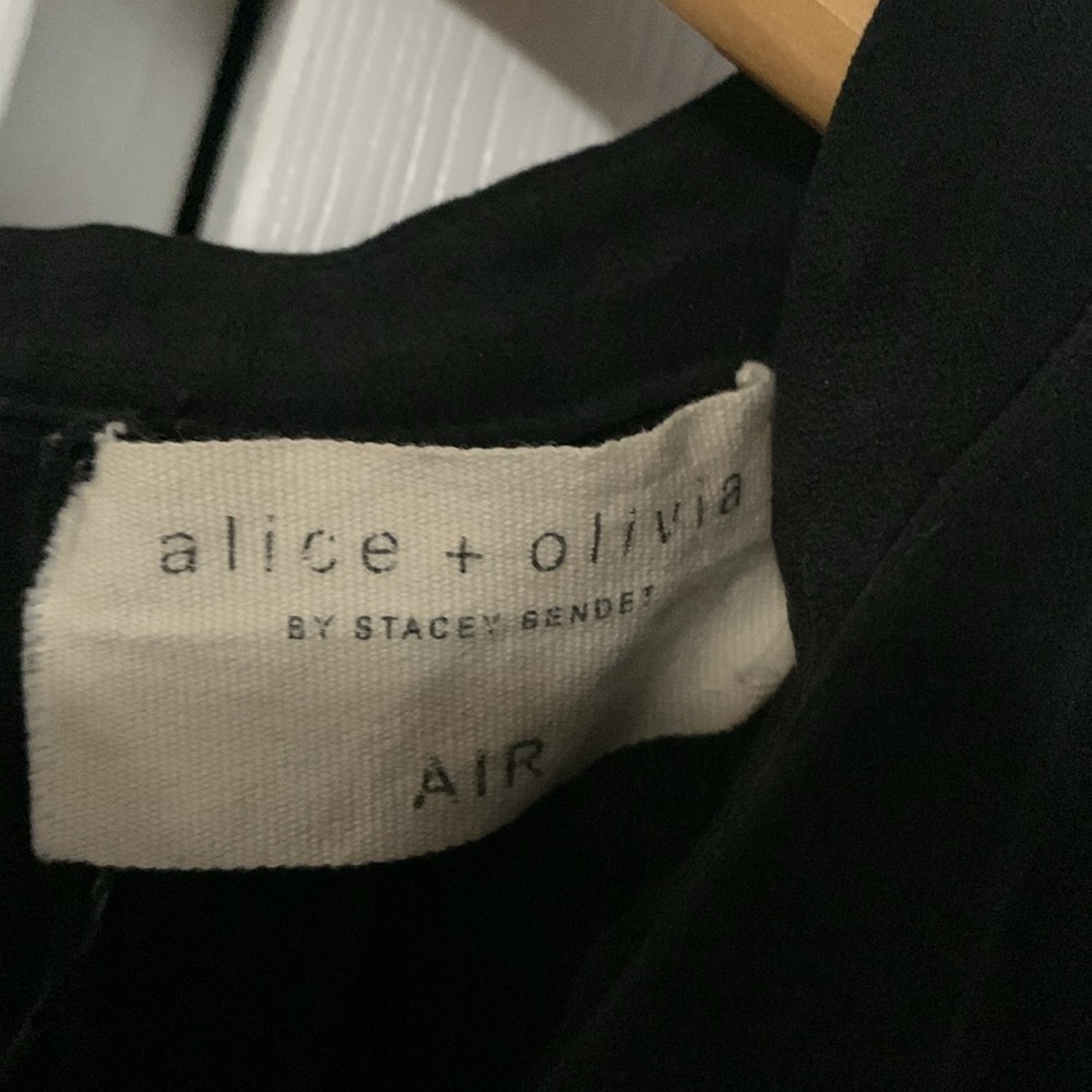 Silk sleeveless L Alice and Olivia black vneck - Picture 2 of 8